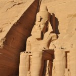 02.Abu Simbel – pod sochami Ramzesa II.