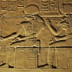 05.Abu Simbel – interier chramu pokryvaju nadherne   reliefy