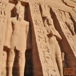 07.Abu Simbel – sochy faraona aj kralovny stoja vedla   seba