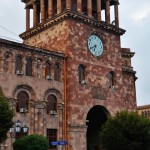 06.Jerevan – Hodinova veza patri k symbolom mesta