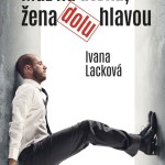 Muz na uteku zena dolu hlavou