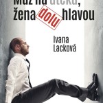Muz na uteku zena dolu hlavou