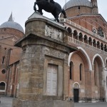 07.Padova – pred bazilikou stoji aj socha jazdca