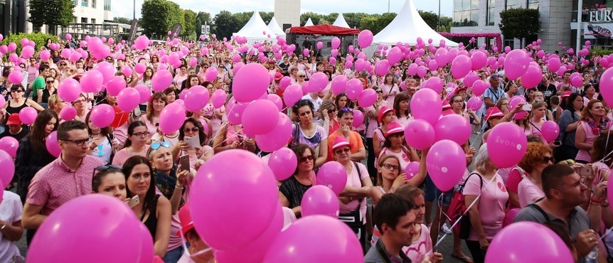 Rúžový dav na čele s bojovníčkami pochodoval ulicami Bratislavy za zdravé prsia Avon pochod