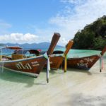 Thajsko_boats-thailand-sea-tropical-ocean-island-blue_visualhunt.com