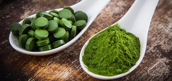 chlorella Nie je tomu tak dávno, čo aj na Slovensko dorazil celosvetový zelený boom. Určite ste si aj Vy všimli na regáloch v obchodoch so zdravou výživou „tabletky“ s názvom Chlorella.