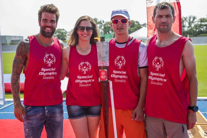 Ambasádor Special Olympics Slovakia Filip Šebo, Danka Barteková, Jakub Kriššák a Marcel Matanin Túžbu víťaziť máme rovnakú, znie motto športovcov s mentálnym postihnutím