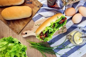 Hot dog s Tenkou klobásou, slaninou a pažítkou