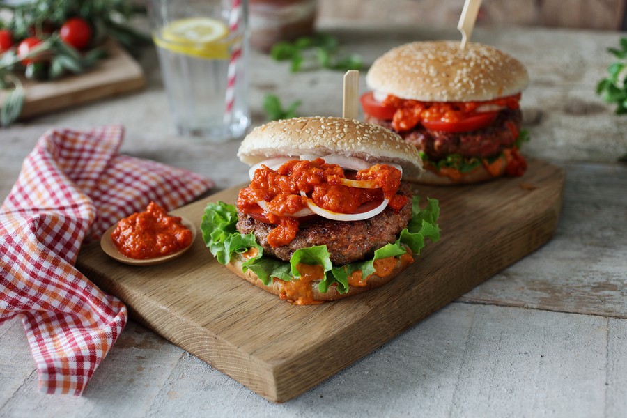 Klasický burger zvládnete aj sami na záhrade Klasický burger