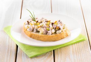 Šalát zo stopkového zeleru s hrozienkami a orechmi