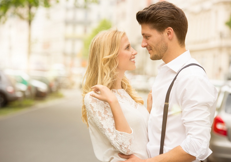Pärchen in der Stadt im Sommer
