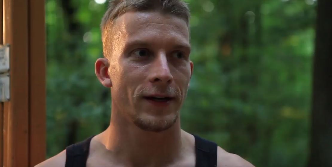 Juraj Bača si kvôli hlavnej úlohe vo filme Amnestie aj poplakal: “Schudol som 8 kíl v čase, keď som už nemal z čoho schudnúť.” populárny mladý herec Juraj Bača.
