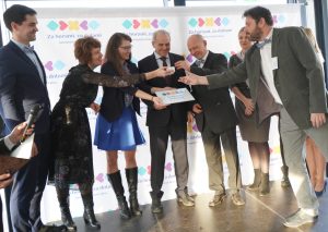 Osem regiónov Banskobystrického kraja predstavilo novú komunikačnú identitu. Odteraz budú vystupovať pod značkou Za horami za dolami. Celá komunikácia bude hravá, v duchu rozprávačského umenia Pavla Dobšinského.