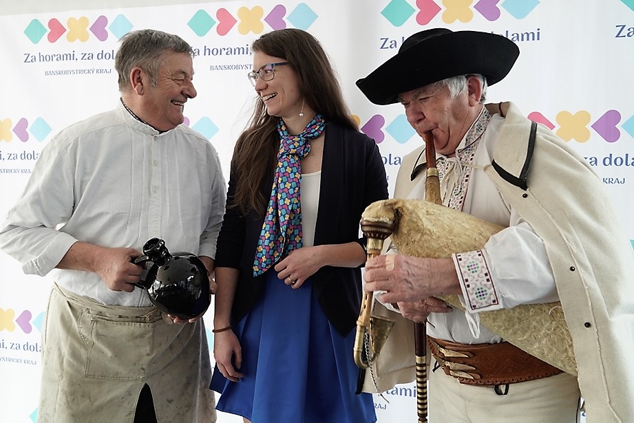 Banskobystrický kraj v novej identite vychádza z tradícií aj rozprávok Osem regiónov Banskobystrického kraja predstavilo novú komunikačnú identitu. Odteraz budú vystupovať pod značkou Za horami za dolami. Celá komunikácia bude hravá, v duchu rozprávačského umenia Pavla Dobšinského.