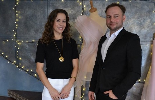 Marcel Holubec a Lucia Hurajova Marcel Holubec vytvorí pre moderátorku Plesu v opere róbu inšpirovanú šťastím