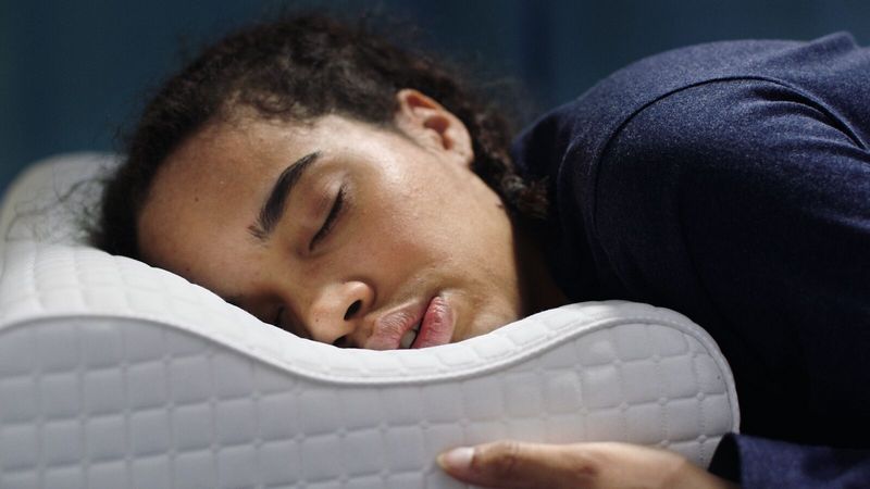 large-Fallback image Ergonomic_pillows_00_00_23_01.Still010