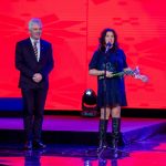 Jozef Mikloško, predseda Úsmevu ako dar poďakoval Ivete Malachovskej za dlhoročnú pomoc a podporu detí z destkých domovov.