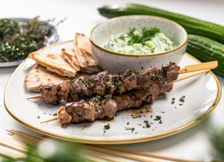 Grécke souvlaki s pitou a tzatziki