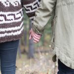 couple_holding_hand_love_together_waistline-2059.jpg!d