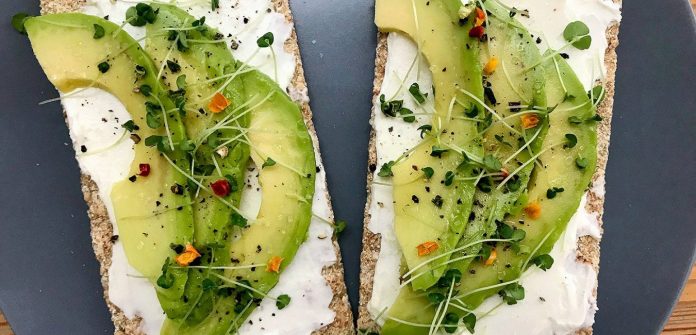 snidanovy-chlebicek-s-mascarpone-a-avokadem_9-1350x650