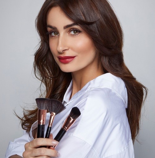 Linda Gunisova_Avon_1 small