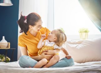 Rodičia priznali, že takmer polovica slovenských batoliat pravidelne jedáva pred obrazovkou