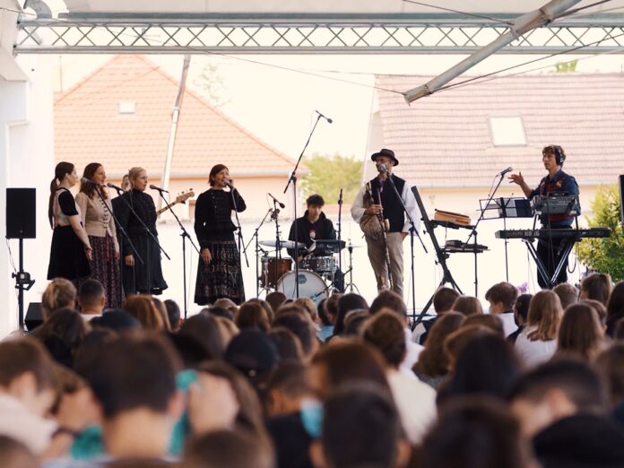 Folk&Bass Orchestra a Ženy z Muzičky