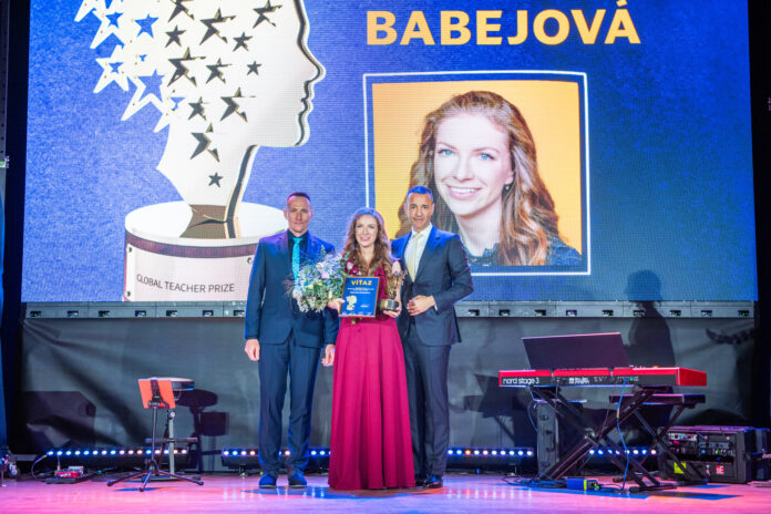 Viťazka Michaela Babejová s minuloročným laureátom R. Očenášom a ministrom školstva T. Druckerom