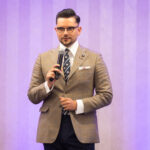 Jakub Abrahám, kouč spoločenskej etikety a kráľovský komentátor