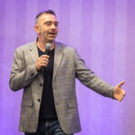 Skvelý stand-up komik Michael Szatmary rozosmial svojím vystúpením dámske publikum