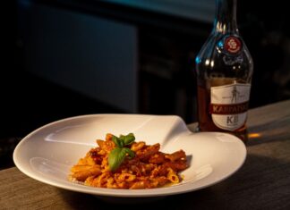 Penne s pomodoro omáčkou, parmezánom a Karpatským KB