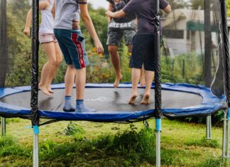 Každý deň rieši Allianz dva úrazy detí na trampolínach. Rizikové sú aj skateboardy