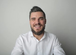 Oholí, pristrihne vlasy aj zbaví chĺpkov