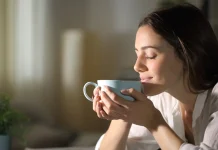 Kedy piť prvú kávu, aby skutočne zabrala? Odborník prezradil presný čas, kedy vás kofeín nakopne