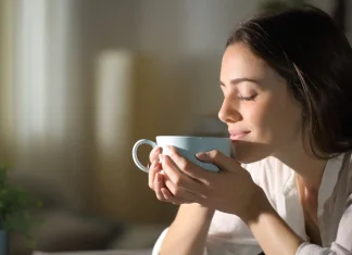 Kedy piť prvú kávu, aby skutočne zabrala? Odborník prezradil presný čas, kedy vás kofeín nakopne