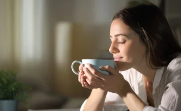 Kedy piť prvú kávu, aby skutočne zabrala? Odborník prezradil presný čas, kedy vás kofeín nakopne