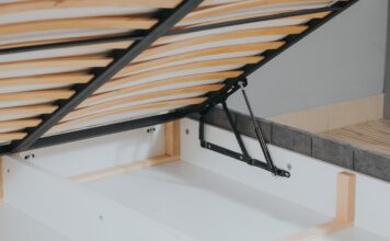 Výklop alebo zásuvky? Ktoré úložné riešenie v posteli je praktickejšie